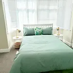 Spacious 5-Bedroom House Close To Station