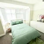 Spacious 5-Bedroom House Close To Station