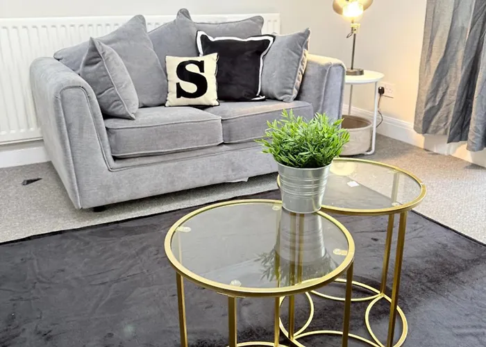 Spacious 5-Bedroom House Close To Station