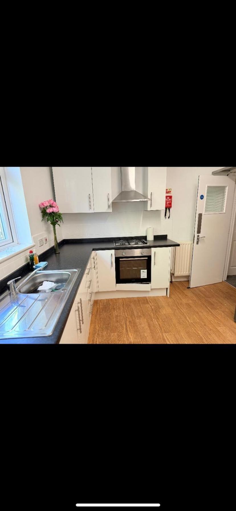 Spacious 5-bedroom House Close To Station Holiday home London