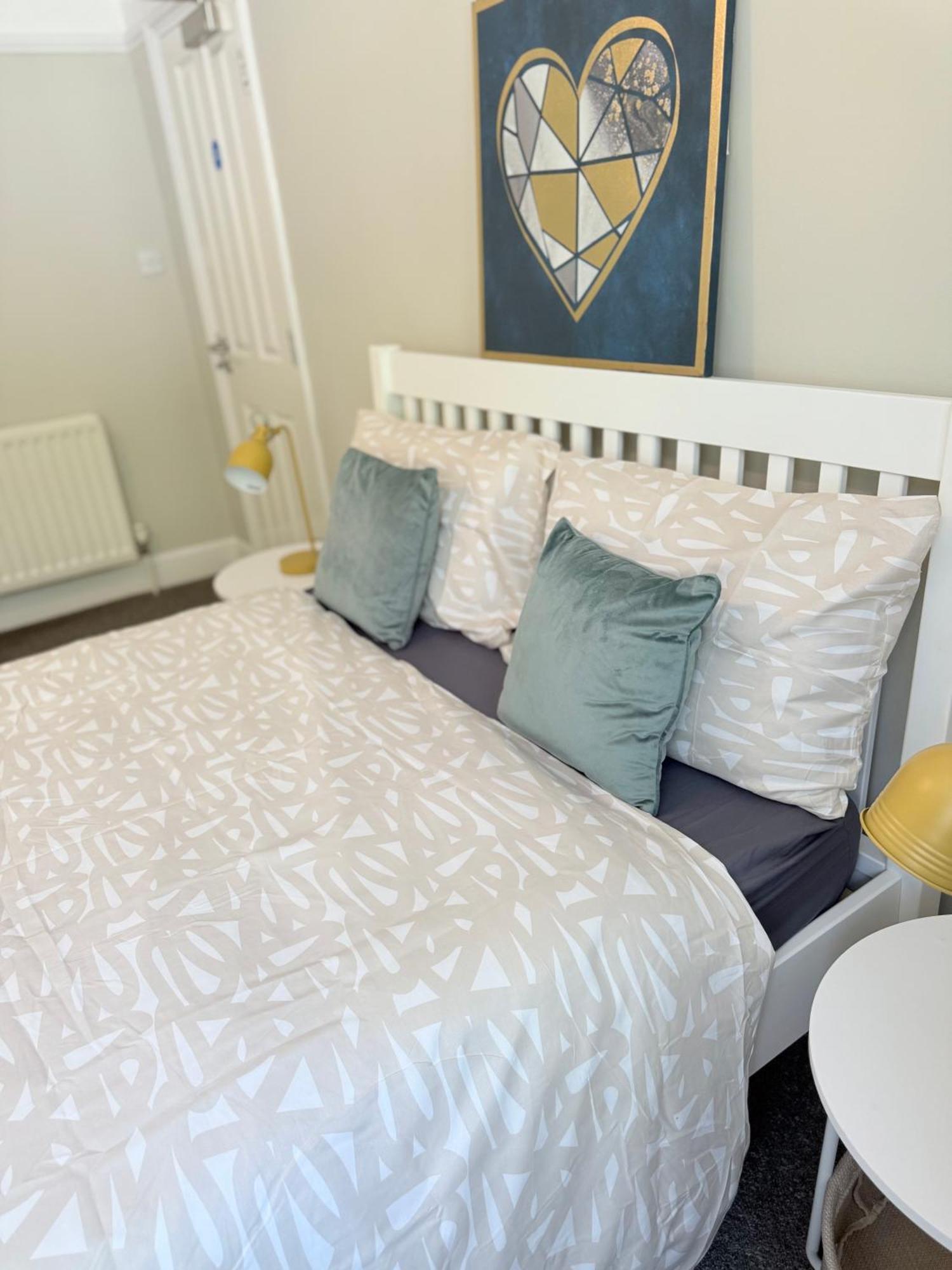 Holiday home Spacious 5-bedroom House Close To Station